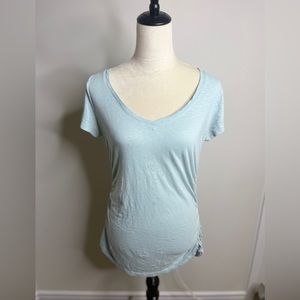 Caslon 🌟excellent condition🌟 slimming v-neck tee with ruching detail on sides